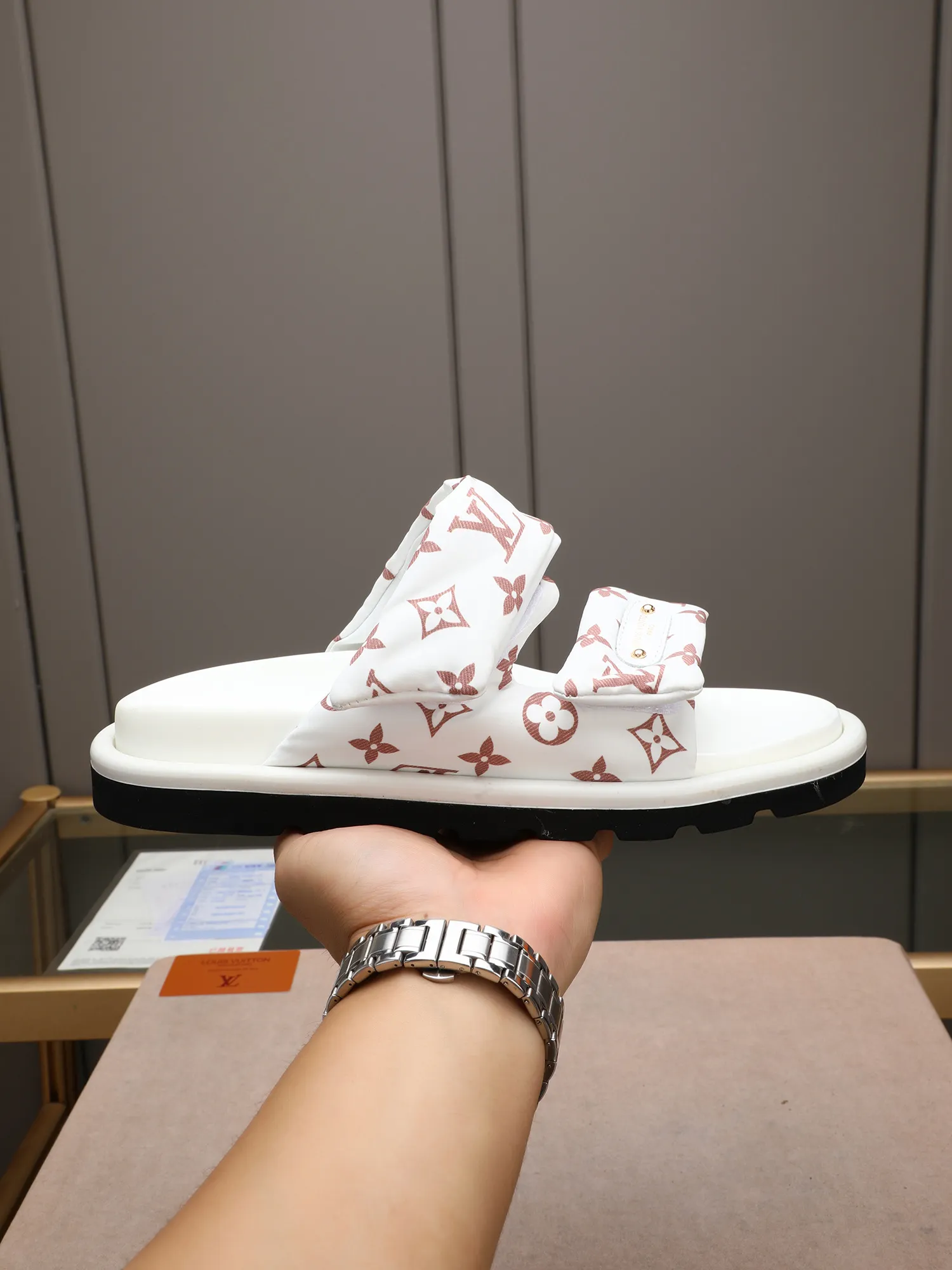 PP360 [LOUIS VUITTON] Louis Vuitton, LV printing, men's and women's slippers are on the market. The drawer box packaging comes with a cloth bag and a card. The upper pattern looks very soft and waxy, and it is a super versatile leg slimming tool. Fabric: imported denim/canvas/old fabric, LV hardware LOGO, official website pattern printing, comfortable to wear, feet: high-elastic PU water table. Sole: foam sole, heel height: about 5cm. Code number: 35-46, 35, 45, 46 are custom-made and non-returnable. Color: multiple colors and styles available.
